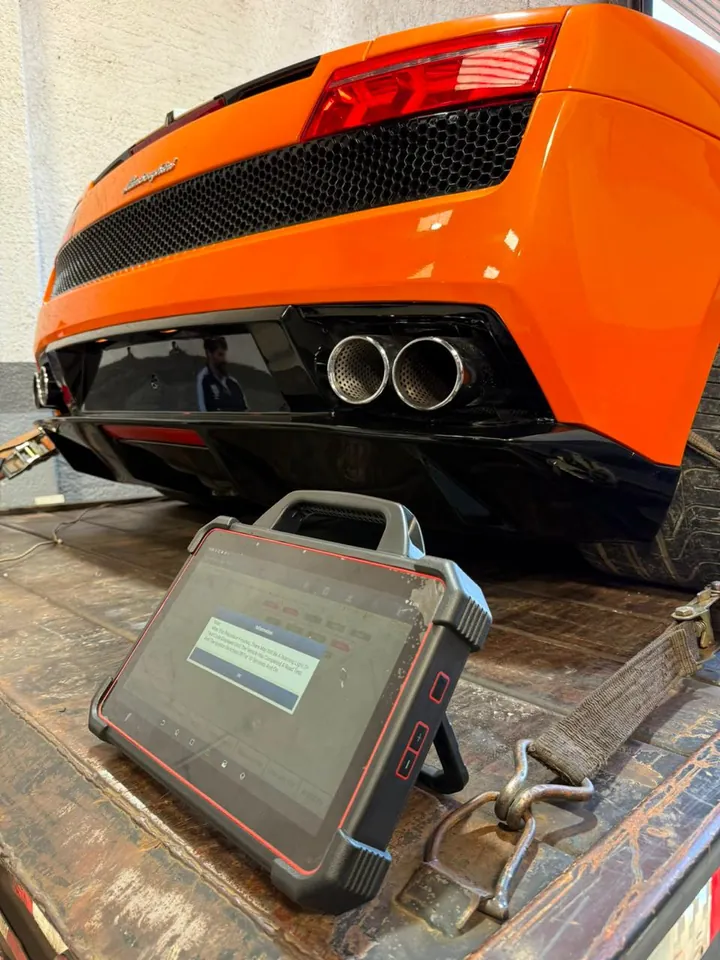 Tablet de diagnóstico ligado a uma Lamborghini