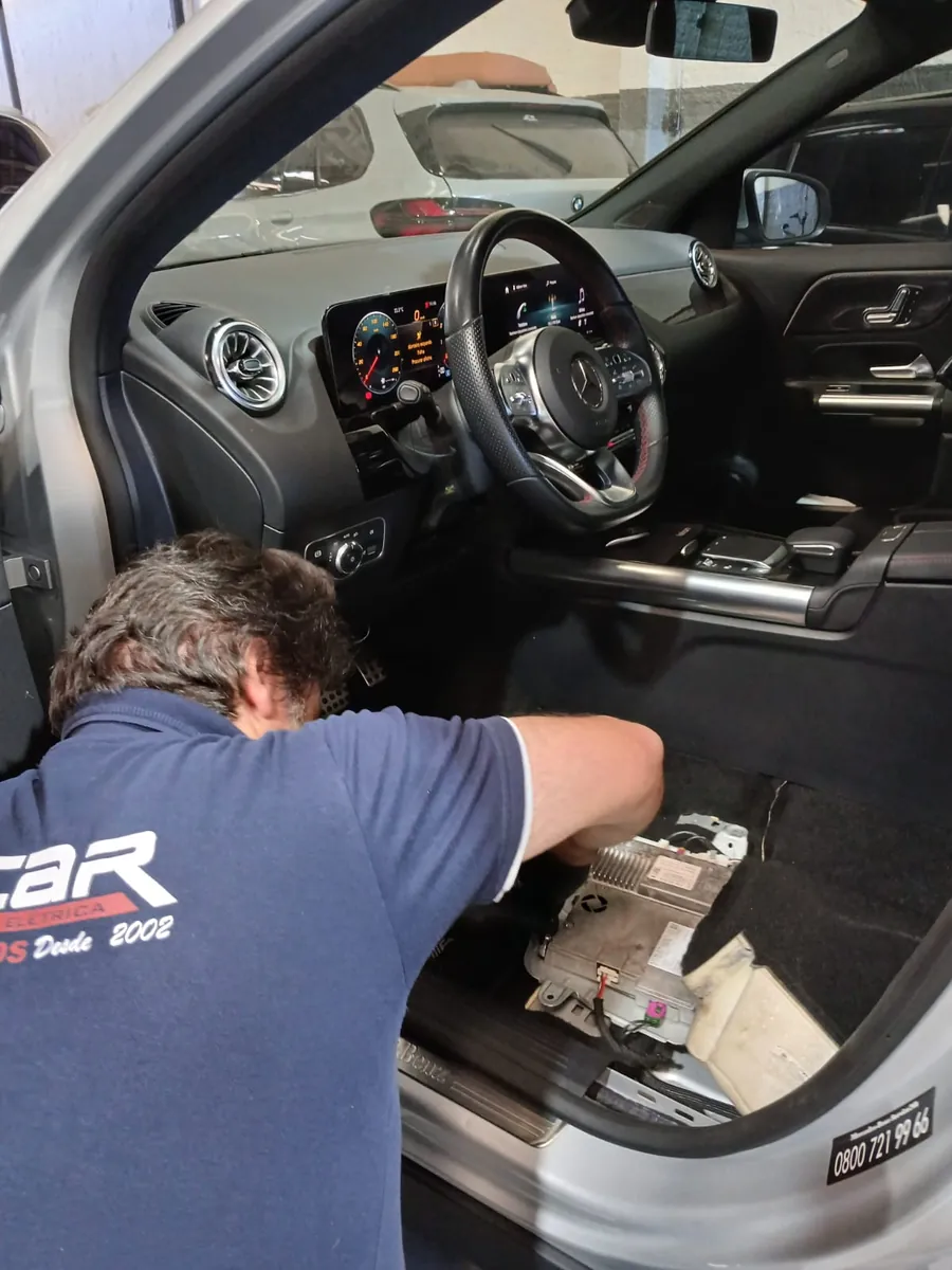 Técnico da Decar trabalhando no módulo eletrônico de um Mercedes
