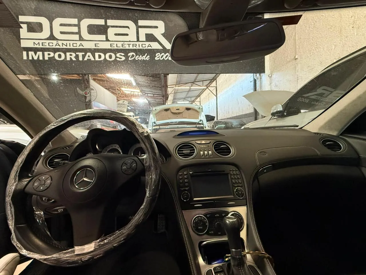 Painel de um Mercedes SL na oficina da Decar